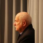 Pan Jan Omachel w roli św. Mikołaja wykonawców nagradzał cukierkami
