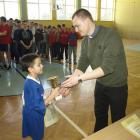 Największy zawodnik odbiera trofeum - SP Korczyna