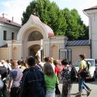 Przed bramą do klasztoru prawosławnego