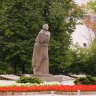U stóp kościoła św. Anny pomnik Wieszcza Adama