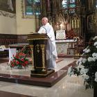 Ks. Proboszcz czyta Ewangelię i głosi słowo Boże