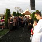 Procesja żałobna na cmentarzu