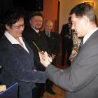 p. Edward Majchrowicz - siekierę odbiera córka