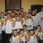Ministranci przygotowuja się do Liturgii