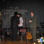 Symboliczny kwiatek - wyraz uznania i wdzięczności dla artysty