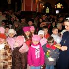 Dzieci i Parafianie adorują Pana Jezusa