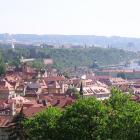 W dole Mala Strana i Stare Miasto przedzielone Wełtawą, a połączone mostami.