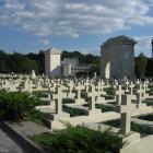 Pomnik Chwały z napisem "Mortui sunt ut liberi vivamus" ("Polegli, byśmy mogli żyć wolni)