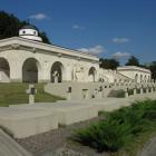 Rzędy mogił, w których spoczywają młodzi Bohaterowie.