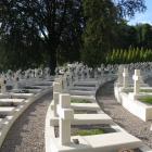 Rzędy mogił, w których spoczywają młodzi Bohaterowie.